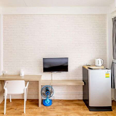 Ze Residence Bang Aor Station Бангкок Экстерьер фото