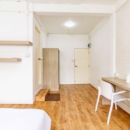 Ze Residence Bang Aor Station Бангкок Экстерьер фото