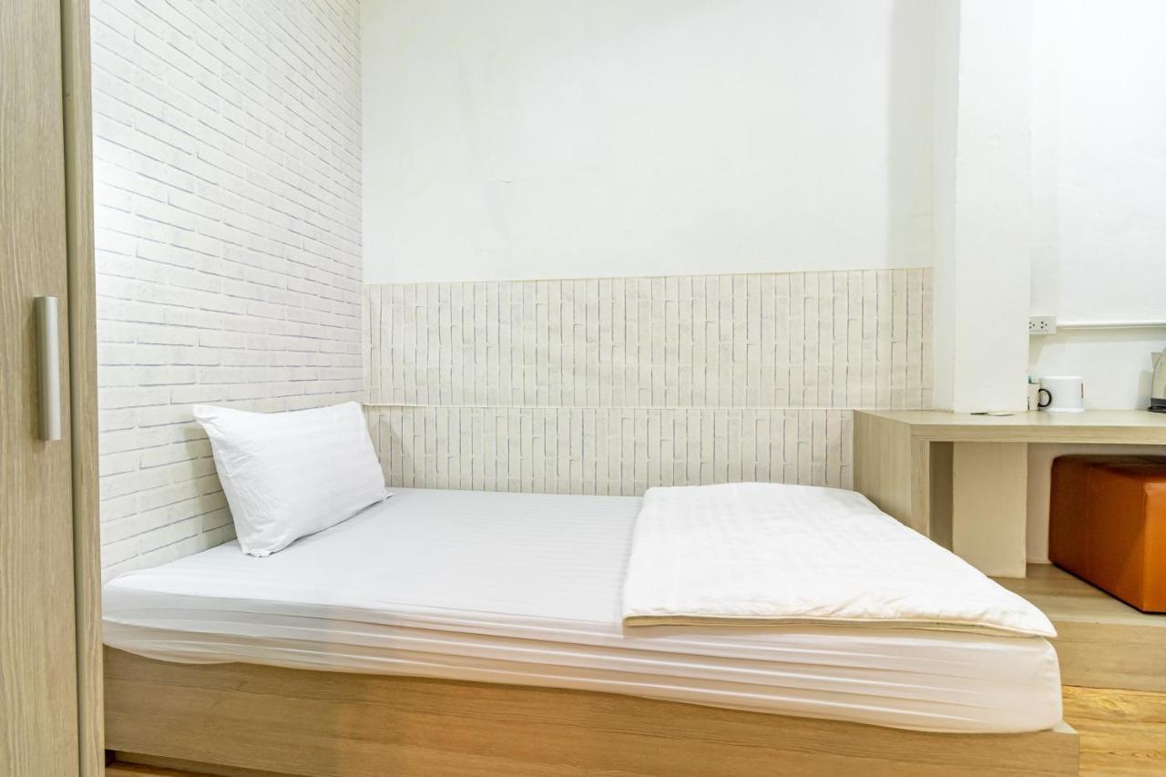 Ze Residence Bang Aor Station Бангкок Экстерьер фото