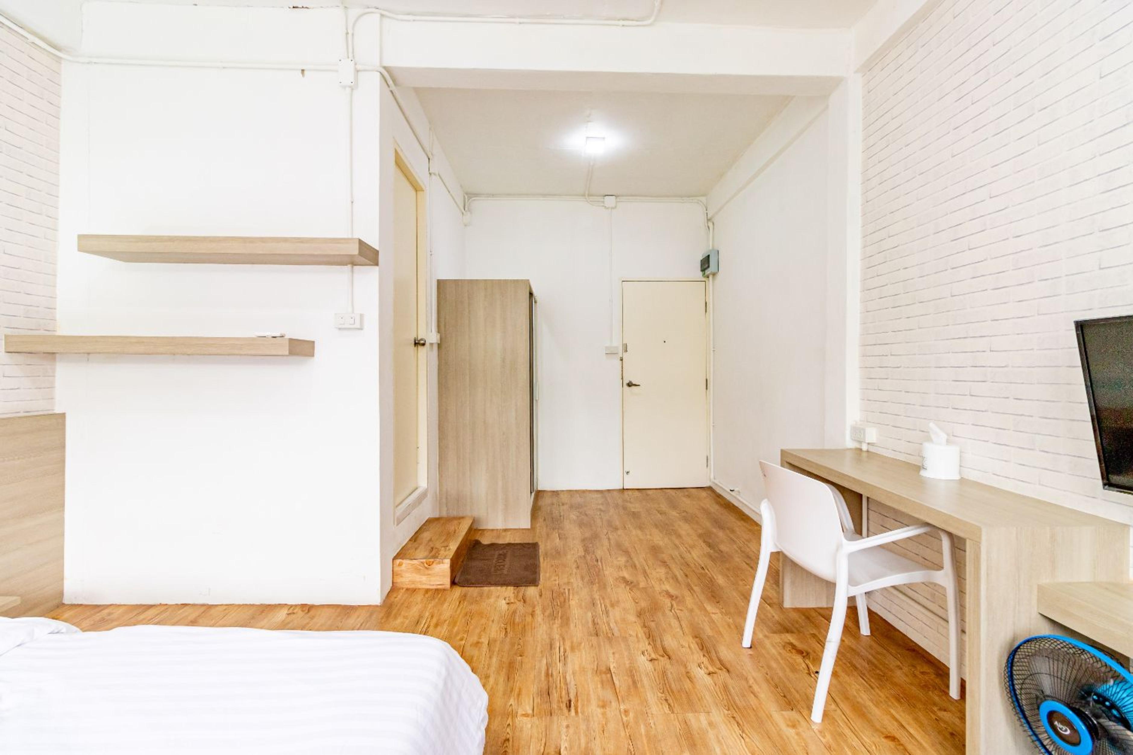 Ze Residence Bang Aor Station Бангкок Экстерьер фото